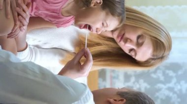 Anjin. Bir çocuk doktoru küçük bir kızın boğazını muayene eder..
