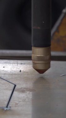 Plazma Makinesi Kalın Metali Kesiyor. Metal endüstrisinde plazma kesme makinesi