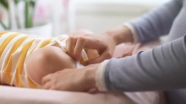 Anne yeni doğan bebeğe çorap giydirir. Evde tek başına çocuğuna bakan bir ebeveyn. Gerçek hayatta samimi anlar. Bekar baba aile hayatı. Mutlu anne babalığı ve çocuk bakımını seviyor.