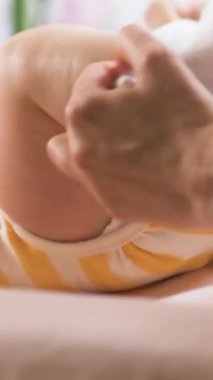 Anne yeni doğan bebeğe çorap giydirir. Evde tek başına çocuğuna bakan bir ebeveyn. Gerçek hayatta samimi anlar. Bekar baba aile hayatı. Mutlu anne babalığı ve çocuk bakımını seviyor.