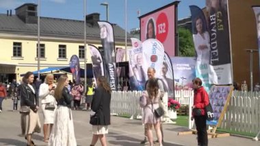 HELSINKI, FINLAND - Haziran 06, 2024: Seçim arifesinde Avrupa Parlamentosu seçim yarışında kampanya. Seçimden önce şehir merkezinde bir sürü kampanya afişi var.