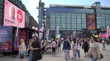 HELSINKI, FINLAND - Haziran 06, 2024: Seçim arifesinde Avrupa Parlamentosu seçim yarışında kampanya. Seçimden önce şehir merkezinde bir sürü kampanya afişi var.