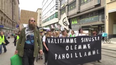 HELSINKI, FINLAND - Haziran 06, 2024: Finlandiya 'da Elokapina adı verilen Yok Olma İsyanı eylemcilerinin şehir merkezinde protesto yürüyüşü. Sesle.