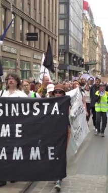 HELSINKI, FINLAND - Haziran 06, 2024: Finlandiya 'da Elokapina adı verilen Yok Olma İsyanı eylemcilerinin şehir merkezinde protesto yürüyüşü. Sesle.