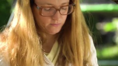 Yaşlı adam ve genç kadın bahçede satranç oynuyorlar. Boş zaman aktivitesi, akıl sağlığı ve yaşlılık, spor, eğlence, eski nesil, mutlu emekli insanlar, sağlık ve