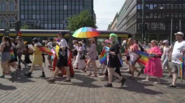 Helsinki, Finlandiya - 02 Temmuz 2022: Onur yürüyüşü şehir merkezinde. Eşitlik, çeşitlilik ve insan hakları adına neşeli ve gürültülü bir gösteri.