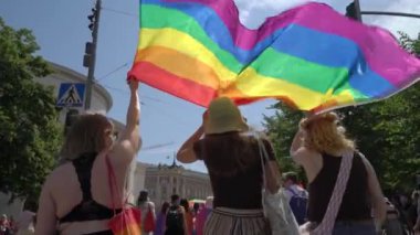 Helsinki, Finlandiya - 02 Temmuz 2022: Onur yürüyüşü şehir merkezinde. Eşitlik, çeşitlilik ve insan hakları adına neşeli ve gürültülü bir gösteri.
