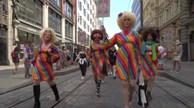 Helsinki, Finlandiya - 02 Temmuz 2022: Onur yürüyüşü şehir merkezinde. Eşitlik, çeşitlilik ve insan hakları adına neşeli ve gürültülü bir gösteri.