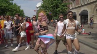 Helsinki, Finlandiya - 02 Temmuz 2022: Onur yürüyüşü şehir merkezinde. Eşitlik, çeşitlilik ve insan hakları adına neşeli ve gürültülü bir gösteri.