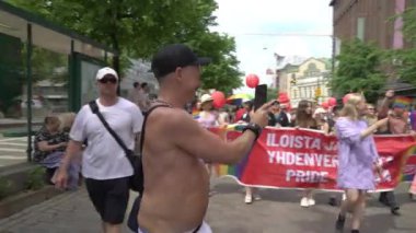 Helsinki, Finlandiya - 02 Temmuz 2022: Finlandiya Başbakanı Sanna Marin yıllık Onur Yürüyüşüne katılıyor. Eşitlik, çeşitlilik ve insan hakları adına neşeli ve gürültülü bir gösteri.