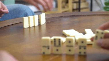 Domino oyunu. Aile, genç bir kadın ve kızı oturma odasında oyun oynuyorlar.