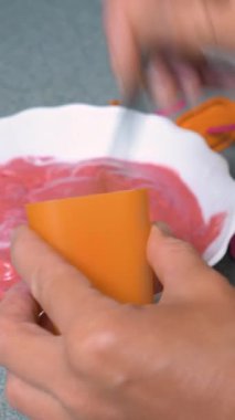 Ev yapımı buzlu şeker, dondurmalı lolipop, dondurulmuş meyve suyu. Kadınların elleri dondurma kalıbını tutar..