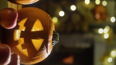 Cadılar Bayramı balkabağı Jack-O-Lantern eski ahşap masada yanan şömine arkaplanı ile Cadılar Bayramı arifesinde bir oturma odasında.