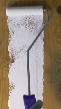 Ahşap yüzeyi boya rulosuyla beyaza boyuyorum. Kendin tamir et, kendin tamir et ve evi geliştir.