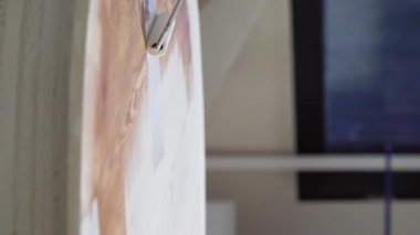 Eski ahşap masayı beyaza boyuyor. Mobilya onarımı, DIY onarımı, kendi kendine tamir edilmesi ve ev dekorasyonu.