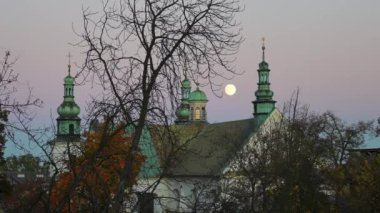 Geceleri Krakow 'daki St. Bernardine Kilisesi.