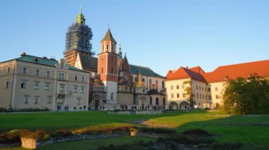 Wawel Kraliyet Kalesi ve Wawel Tepesi Polonya 'nın tarihsel ve kültürel açıdan en önemli yeridir. Krakow 'daki Vistula Nehri' nde güçlendirilmiş bir konut kuruldu.