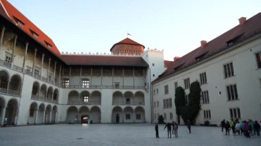 Krakow, Polonya - 17 Ekim 2024: Wawel Kraliyet Kalesi ve Wawel Tepesi Polonya 'nın tarihsel ve kültürel açıdan en önemli yeridir. Krakow 'daki Vistula Nehri' nde güçlendirilmiş bir konut.