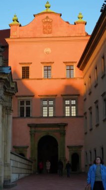 Wawel Kraliyet Kalesi ve Wawel Tepesi Polonya 'nın tarihsel ve kültürel açıdan en önemli yeridir. Krakow 'daki Vistula Nehri' nde güçlendirilmiş bir konut kuruldu.