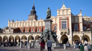 Krakow, Polonya - 17 Ekim 2024: Eski şehir merkezi manzarası Adam Mickiewicz anıtı ve Krakow 'daki Ana Pazar Meydanı' ndaki Kuaför.