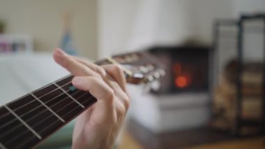 Orta yaşlı bir adam sıcak bir oturma odasında şömineli akustik gitarını tek başına çalar. Kendi solo çalışmalarına dalmış kişisel ifade ve müzikal adanmışlıktan zevk alıyor. Rahat ve...