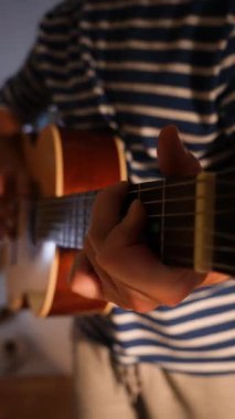 Orta yaşlı bir adam rahat bir oturma odasında tek başına akustik gitarını çalar. Kendi solo çalışmalarına dalmış kişisel ifade ve müzikal adanmışlıktan zevk alıyor. Rahat ve samimi.