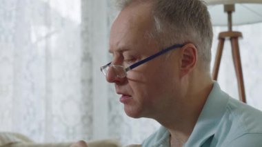 Orta yaşlı bir adam rahat bir odada oturur ve dikkatle flüt çalmayı öğrenmeye odaklanır. Önündeki küçük bir masaya yerleştirilmiş dizüstü bilgisayarında bir video dersi izliyor. Anın