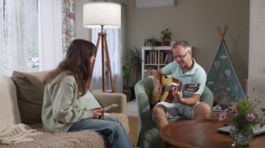 Orta yaşlı bir adam ve 12 yaşında bir kız birlikte müzik keyfi yapıyorlar. O gitar çalıyor, o da rahat bir ortamda flüt çalıyor.
