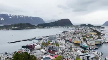 Aalesund, Norveç 'in batı kıyısında, Geiranger Fjord ağzında bulunan bir liman şehridir. Şehrin panoramik manzarası, etrafındaki adalar ve fiyortlar