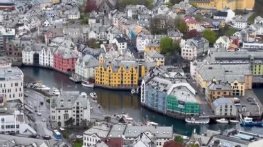 Aalesund, Norveç 'in batı kıyısında, Geiranger Fjord ağzında bulunan bir liman şehridir. Şehrin panoramik manzarası, etrafındaki adalar ve fiyortlar