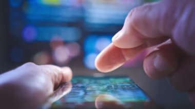 Bir akıllı telefon ile etkileşim içinde olan, tanımlanamayan uygulama veya web sitesi, sosyal ağı tarayan, parmaklar aygıtların ekranına dokunan bir erkek eli..