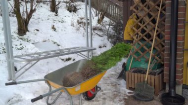 Orta yaşlı bir adam baharın başlarında Finlandiya 'da bahçesine bir çit dikmek için bitkiler hazırlar. Kış ve ilkbahar elementlerinin bir kombinasyonu: kar ve tomurcuklanan ağaçlar. Bahçe işleri, mevsimlik