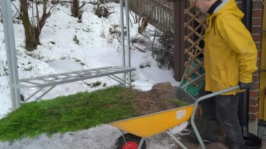 Orta yaşlı bir adam baharın başlarında Finlandiya 'da bahçesine bir çit dikmek için bitkiler hazırlar. Kış ve ilkbahar elementlerinin bir kombinasyonu: kar ve tomurcuklanan ağaçlar. Bahçe işleri, mevsimlik