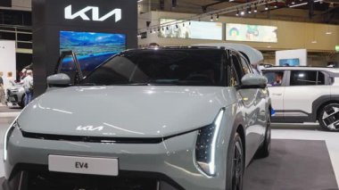 Helsinki, Finlandiya - 15 Mart 2025: 2025 Kia EV4 elektrikli otomobil bir otomobil fuarında sergilendi. Fütürist özelliklere sahip şık ve modern bir tasarım ziyaretçileri cezbediyor. Açık kapı onu vurgular.