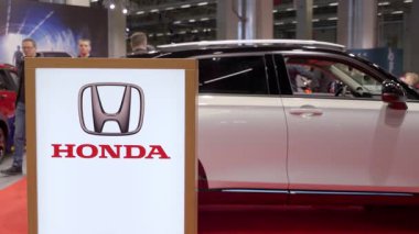 Helsinki, Finlandiya - 15 Mart 2025: Messukeskus Expo merkezinde modern otomotiv teknolojisi ve yenilikleri sergilenirken, ön planda marka logosu bulunan modern Honda SUV sergilenmektedir