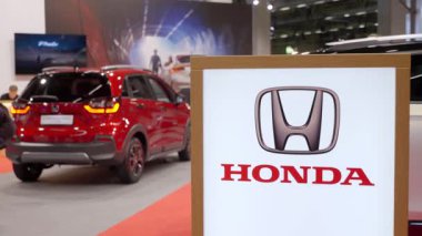 Helsinki, Finlandiya - 15 Mart 2025: Messukeskus Expo merkezinde modern otomotiv teknolojisi ve yenilikleri sergilenirken, ön planda marka logosu bulunan modern Honda SUV sergilenmektedir