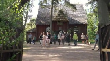 Seurasaari, Helsinki, Finlandiya - 21 Haziran 2024: Seurasaari Adası 'ndaki bir açık hava tarihi ahşap binalar müzesi kutlamaları sırasında birçok kişi.