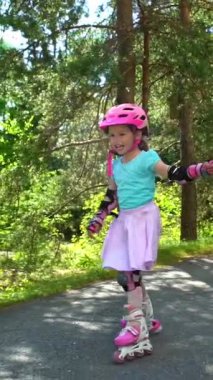 İlk buz pateni. Anne-babalar kızlarının paten kaymayı öğrenmesine yardım ediyor. Yavaş Hareket.