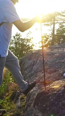 Finlandiya 'da günbatımında göl manzarasına hayran olan kayalık bir uçurumun kenarında duran yaşlı bir çiftin geçmişe bakış açısı. Aktif yaşam tarzı, aşk ve doğa arasındaki bağ..