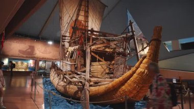 Oslo, Norveç - 7 Temmuz 2025: Thor Heyerdahl tarafından inşa edilen Ra II kamış teknesi Kon-Tiki Müzesi 'nde sergilendi. Eski Mısır deniz yolculuklarından esinlenilmiştir..