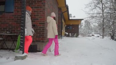 Orman dalında sabah çiği olan bir örümcek ağına yakın çekim, güneş ışığında parlayan doğal yeşil bokeh arka plan.