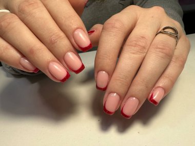 Tırnak cilası. Sanat manikürü. Renkli oje. Güzel eller. Renkli Tırnaklar