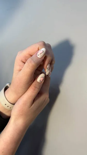 Foto Close Uma Bela Mãos Femininas Com Manicure Elegante — Fotografia de Stock