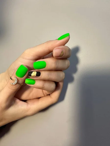 Niesamowite Naturalne Paznokcie Kobiece Dłonie Czystym Manicure Zastosowanie Lakieru Żelowego — Zdjęcie stockowe