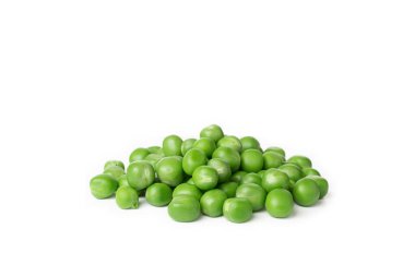 Beyaz arkaplanda taze yeşil bezelyeler