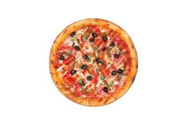 Domates soslu pizza, taze domates, zeytin, salam, taze mantar ve beyaz arka planda izole edilmiş taze mikroyeşil lahanalar. Üst Manzara. Boşluğu kopyala