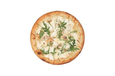 Mozzarella peynirli pizza, parmesan peyniri, krem sos, ceviz ve beyaz arka planda izole edilmiş taze roka salatası. Üst Manzara. Boşluğu kopyala