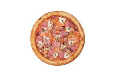 Domates soslu pizza, taze domates, salam, bayern sosisi, taze mantar ve beyaz arka planda izole edilmiş taze mikroyeşil lahanalar. Üst Manzara. Boşluğu kopyala