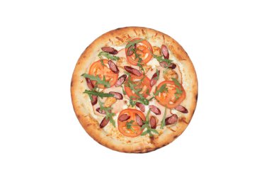 Mozarella peynirli pizza, taze domates, bayern sosisi, jambon ve beyaz arka planda izole edilmiş taze roka salatası. Üst Manzara. Boşluğu kopyala