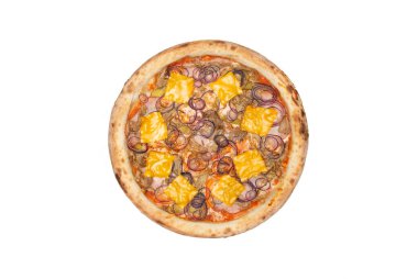 Domates soslu pizza, çedar peyniri, taze domates, jambon, sığır eti, salatalık turşusu ve beyaz arka planda izole edilmiş taze kırmızı soğan. Üst Manzara. Boşluğu kopyala